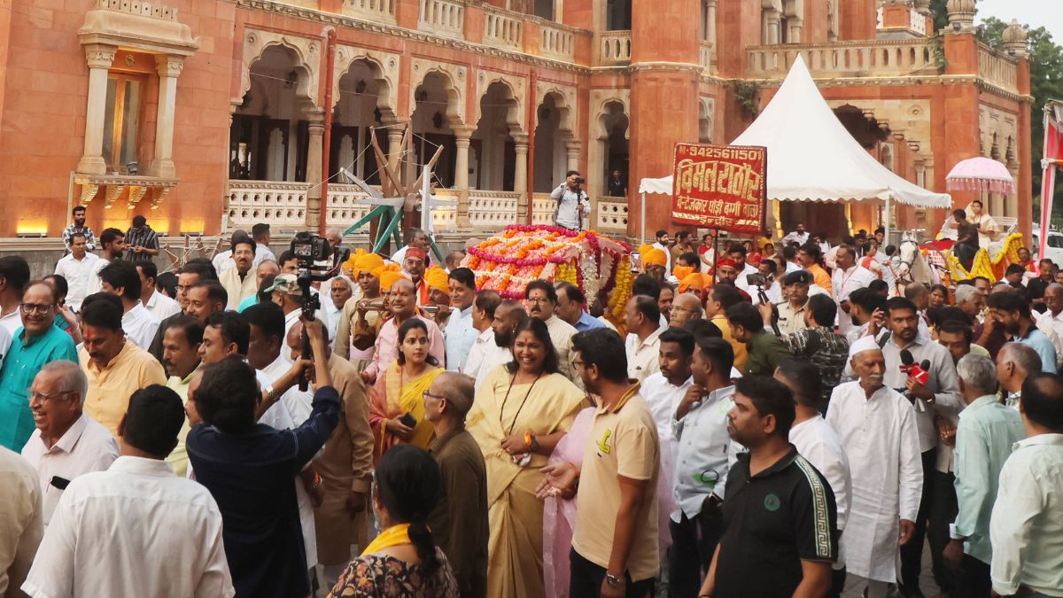 शंखनाद में गूंजा देवी अहिल्या बाई होलकर का यश, इंदौर में राजसी वैभव के साथ निकली पालकी शंखनाद में गूंजा देवी अहिल्या बाई होलकर का यश, इंदौर में राजसी वैभव के साथ निकली पालकी