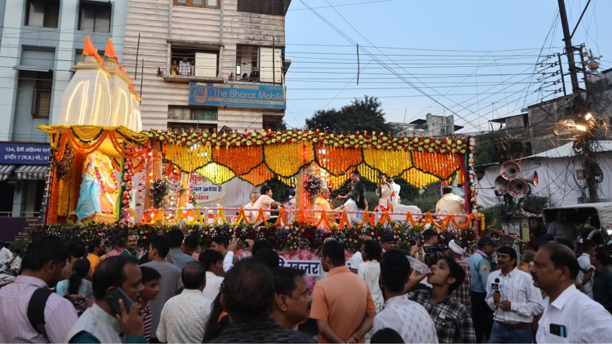 झिलमिलाती झांकियों के उजास से रोशन हुई अनंत चतुर्दशी की रात, झांकियों के चल समारोह से जगमगाया इंदौर