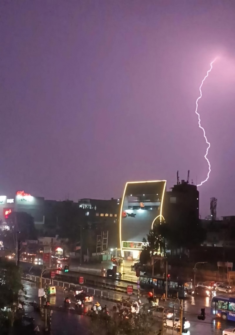 Indore Weather Update: चैत्र में आषाढ़-सा मौसम, इंदौर में पौन घंटे में ...