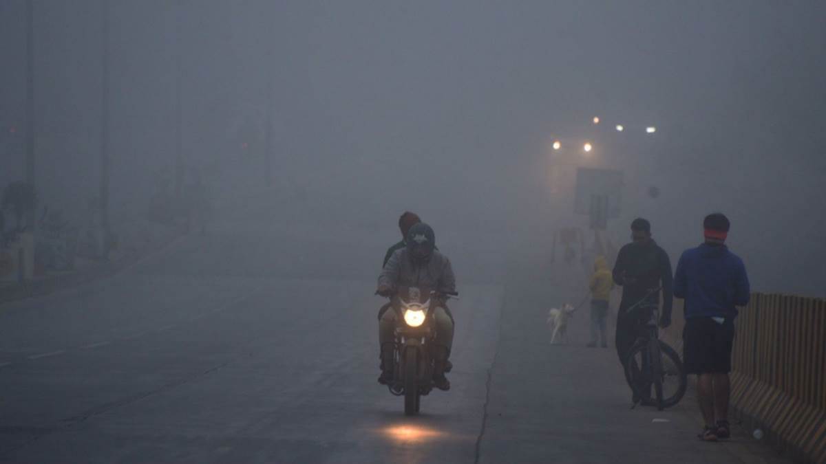 Indore Weather Update कोहरे के आगोश में इंदौर, ठंडक बढ़ी, रात का