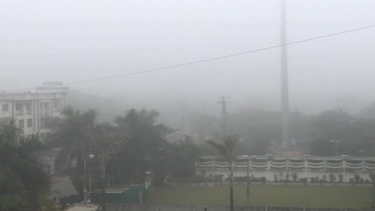 Indore Weather Update कोहरे के आगोश में इंदौर, ठंडक बढ़ी, रात का