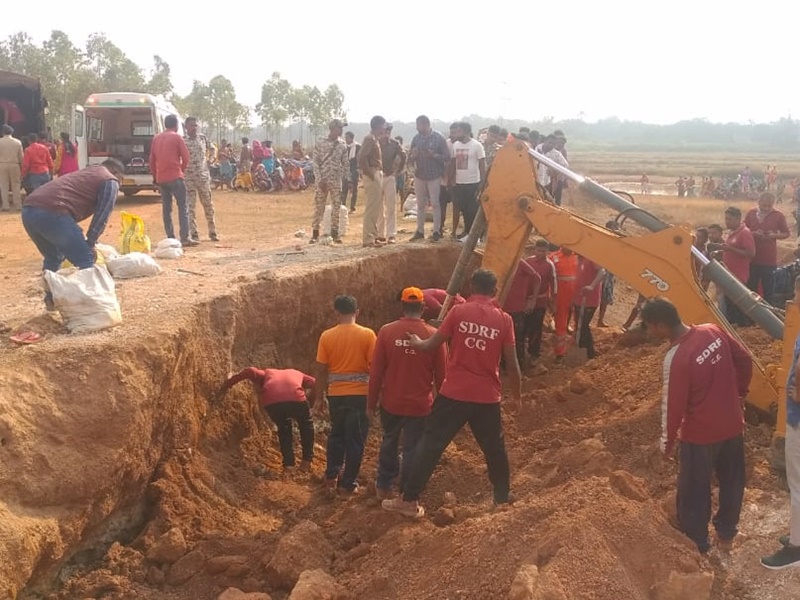 Breaking CG जगदलपुर में मुरम खदान धसने से 7 मजदूरों की मौत, कई के दबे होने की आशंका 3 naidunia