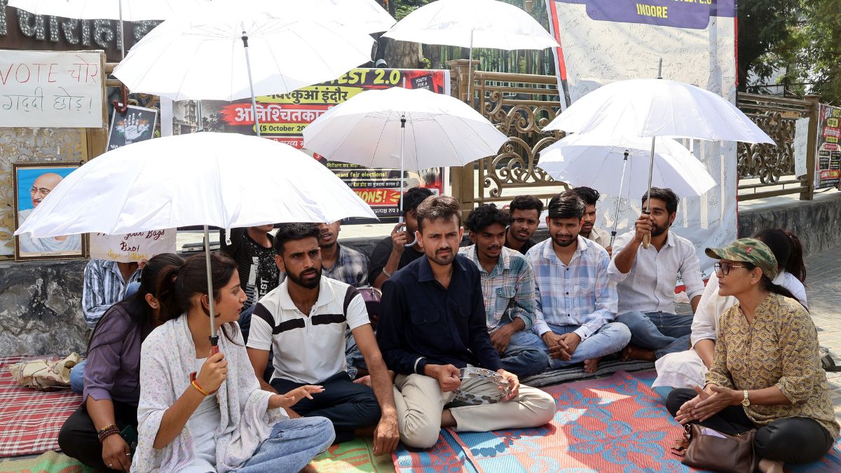 इंदौर में मुख्य चुनाव आयुक्त के इस्तीफे की मांग को लेकर युवा कर रहे प्रदर्शन, बोले- मांग पूरी होने तक जारी रहेगा आंदोलन इंदौर में मुख्य चुनाव आयुक्त के इस्तीफे की मांग को लेकर युवा कर रहे प्रदर्शन, बोले- मांग पूरी होने तक जारी रहेगा आंदोलन