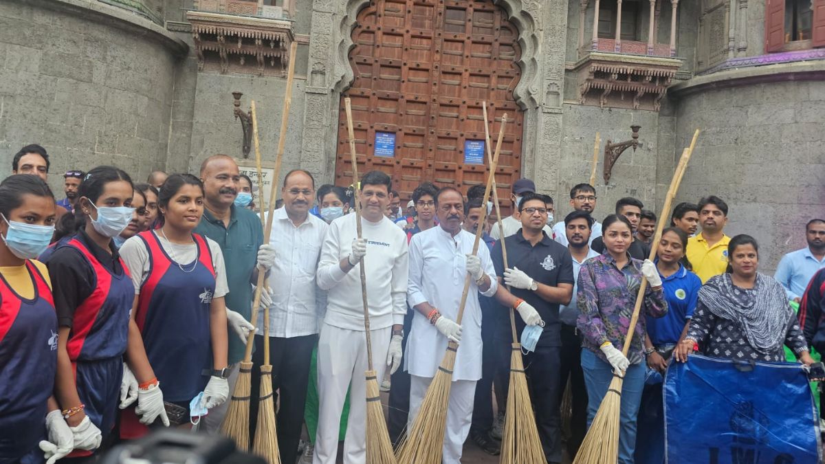 साढ़े आठ हजार स्वच्छताकर्मी अवकाश पर थे, इंदौरियों ने खुद उठाई झाडू, चलाया ‘हम भी स्वच्छताग्रही’ अभियान साढ़े आठ हजार स्वच्छताकर्मी अवकाश पर थे, इंदौरियों ने खुद उठाई झाडू, चलाया ‘हम भी स्वच्छताग्रही’ अभियान