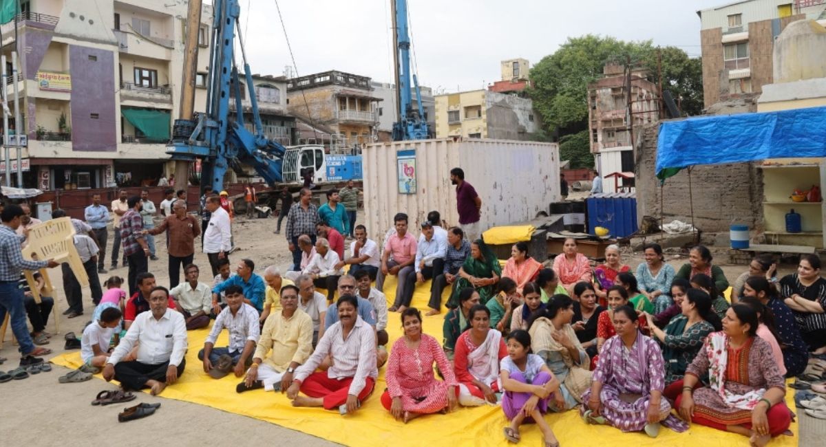 इंदौर में मेट्रो की पाइलिंग से 88 डेसीबल तक शोर, रहवासियों ने दिया धरना, मंत्री कैलाश विजयवर्गीय पहुंचे