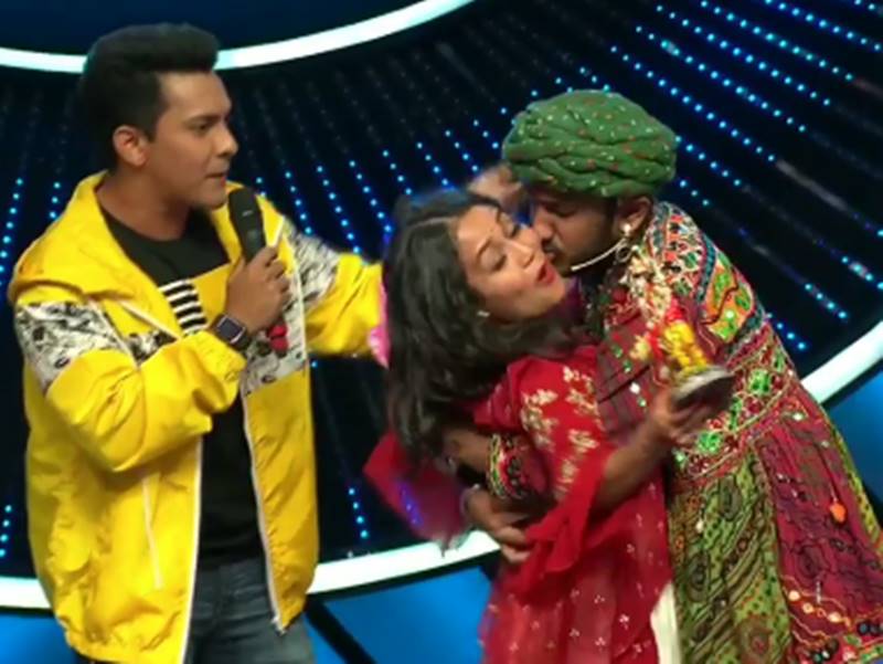 Indian Idol 11 कंटेस्टेंट के जबरन Kiss करने से घबरा गईं नेहा कक्कड़ शो पर छा गया सन्नाटा 