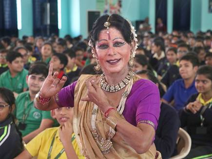 शब्द बने भाव और मुद्राएं बनीं अभिव्यक्ति