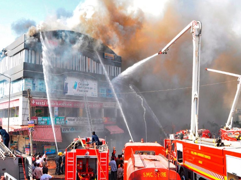 Surat Fire: फ्लेक्‍स बैनर की वजह से आग ने लिया था खतरनाक रूप - Surat ...