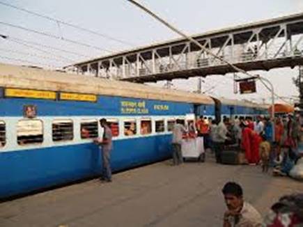 नवरात्रि पर धार्मिक स्थलों के स्टेशनों पर रुकेंगी ट्रेनें