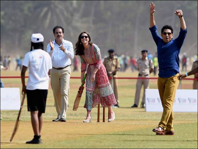 प्रिंस विलियम व केट ने खेली क्रिकेट, सचिन हुए मुरीद