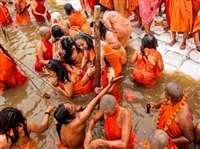 Prayag Kumbh: गंगा में 108 डुबकी लगाकर 100 महिलाएं बनीं संन्यासी