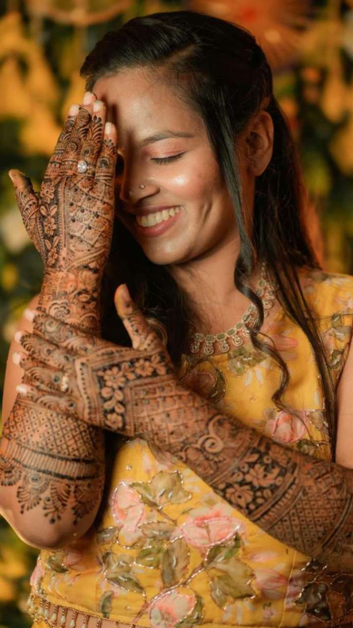 करवाचौथ पर अपने हाथों में लगाएं खूबसूरत मेहंदी, यहां देखें 6 ट्रेंडी डिजाइन करवाचौथ पर अपने हाथों में लगाएं खूबसूरत मेहंदी, यहां देखें 6 ट्रेंडी डिजाइन