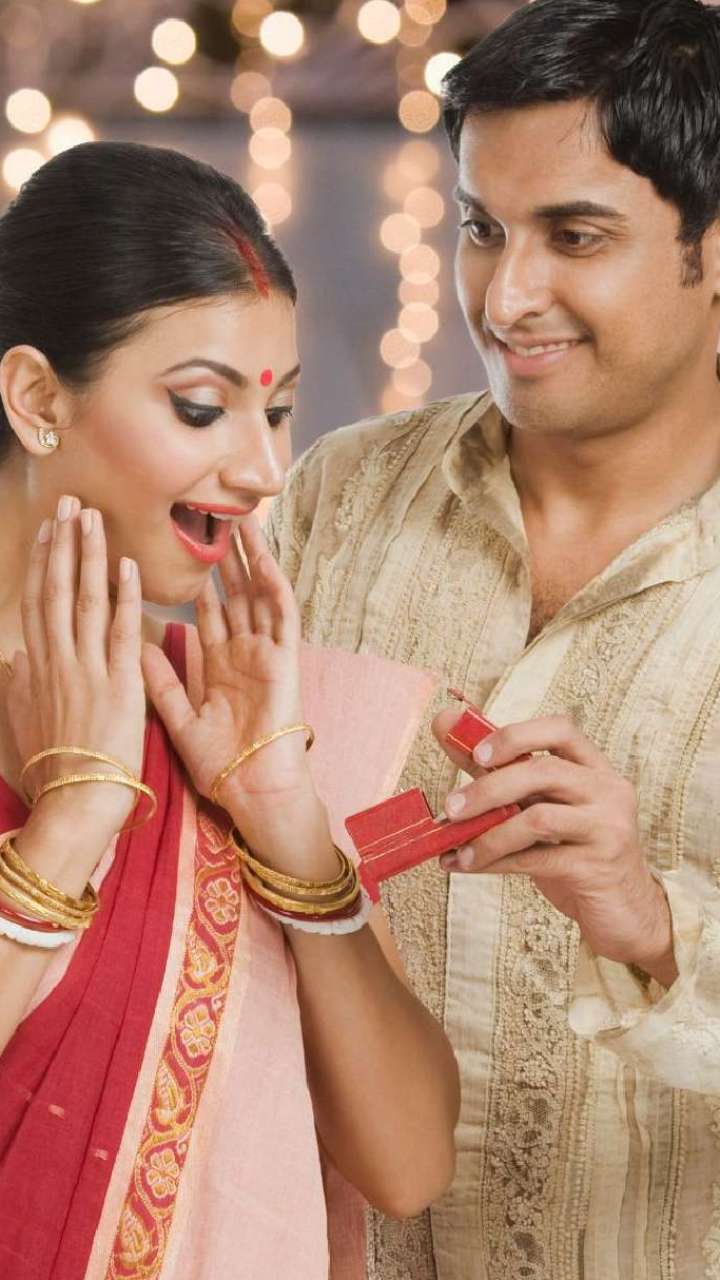 करवा चौथ पर पत्नी का जीतना है दिल? इन गिफ्ट आइडियाज से बनाएं दिन और खास करवा चौथ पर पत्नी का जीतना है दिल? इन गिफ्ट आइडियाज से बनाएं दिन और खास