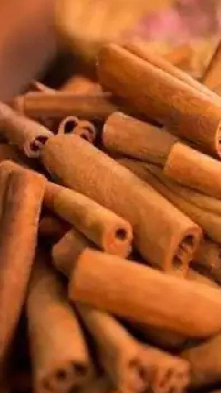 Benefits of Cinnamon: दालचीनी से चमकदार बनेगी आपकी त्वचा, ऐसे करें इस्तेमाल