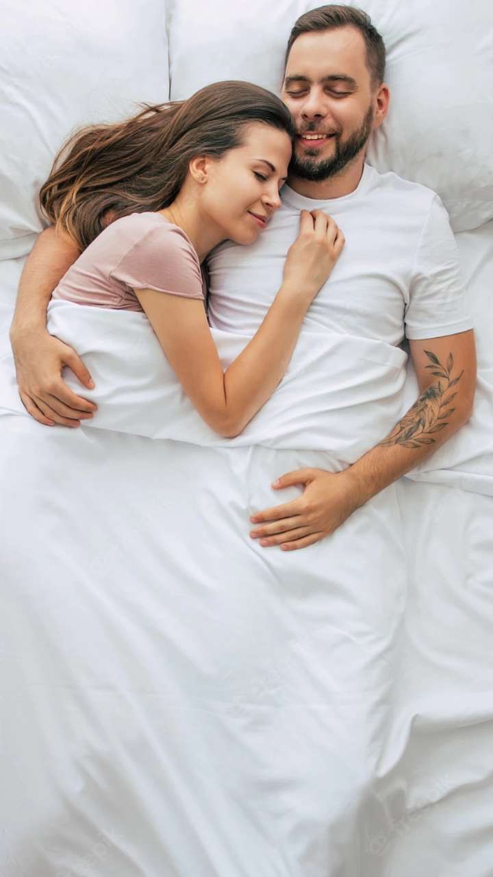 Vastu Tips: सोते समय पति पत्नी को भूलकर भी नहीं करना चाहिए ये काम