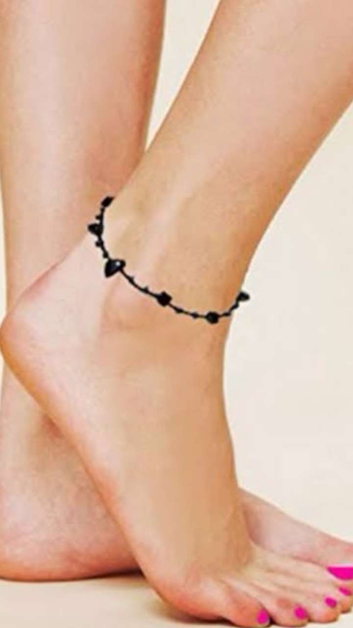 Astrology: लड़कियां पैर में क्यों बांधती हैं काला धागा, जानिये यहां