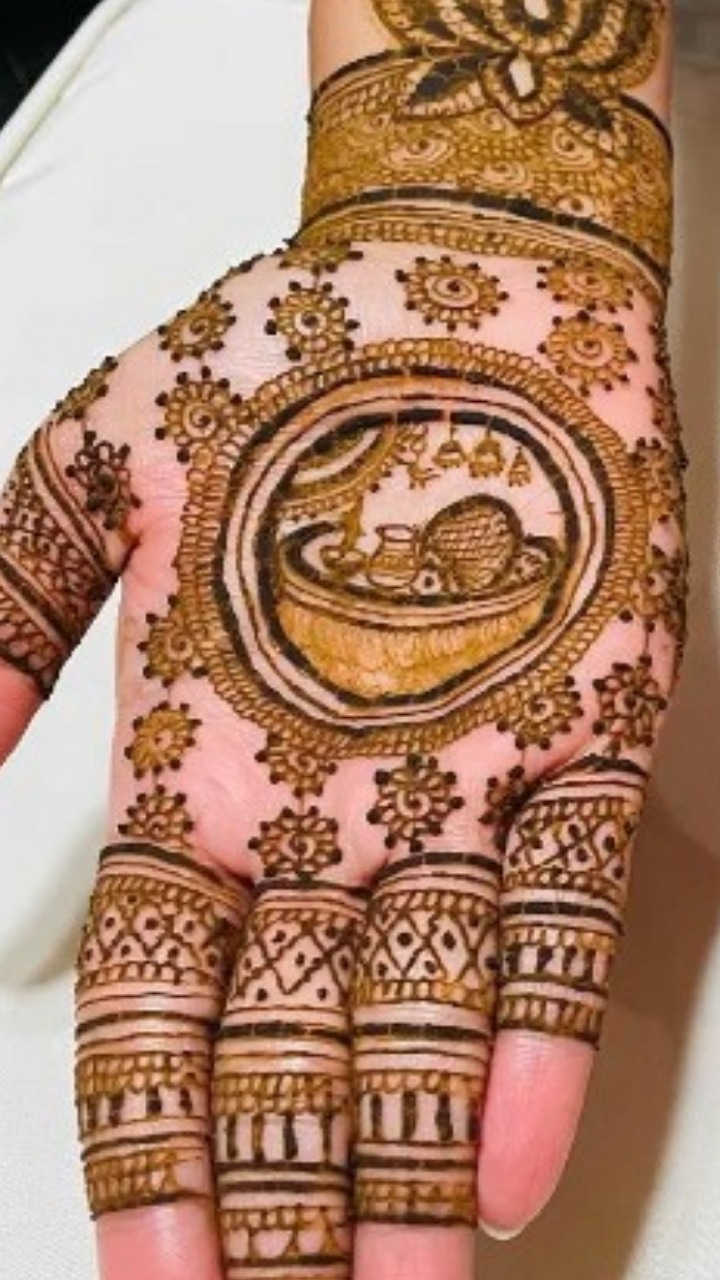 Karwa Chauth Mehndi Design Ideas, 16 Latest Karwa Chauth Mehndi Designs - Karwa  Chauth Mehndi Designs: करवाचौथ के लिए इन 16 मेहंदी डिजाइन से आइडिया ले सकती  हैं आप, देखें लेटेस्ट फोटोज |