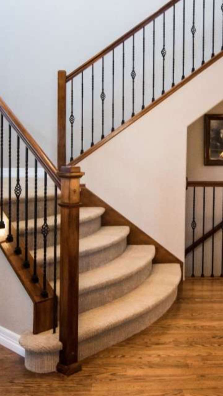 Vastu Tips: सीढ़ियों के नीचे न रखें ये चीजें, तरक्की पर पड़ेगा बुरा असर