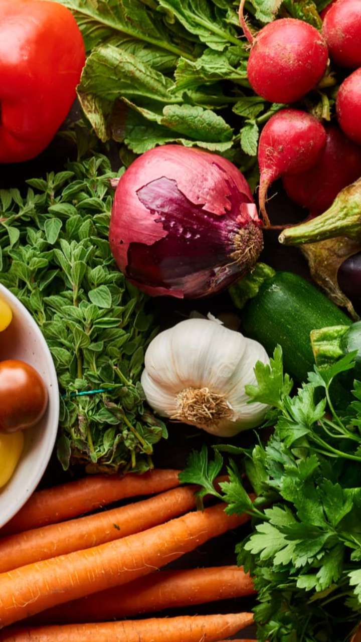 Raw Vegetables: इन 5 सब्जियों को कच्चा खाना सेहत को देगा भारी नुकसान
