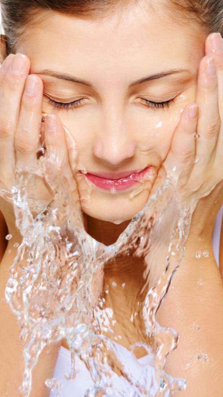 Beauty Tips: गर्म पानी से चेहरा धोने पर स्किन पर पड़ेगा खराब असर