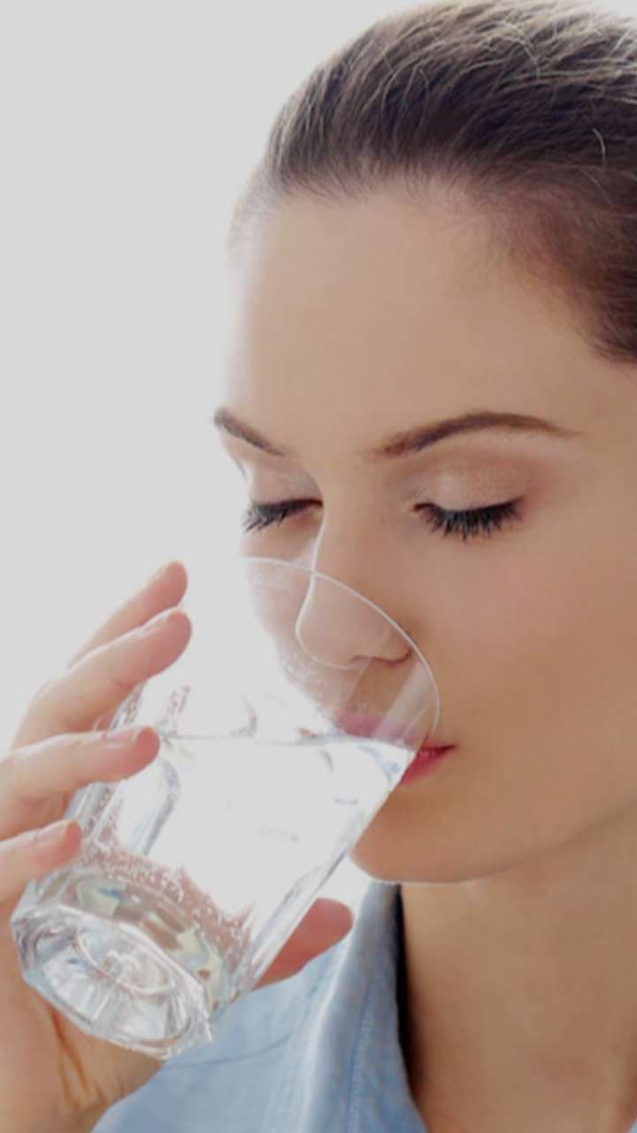 पर्याप्त मात्रा में पिएं पानी, वरना घेर लेंगी कई बीमारियां