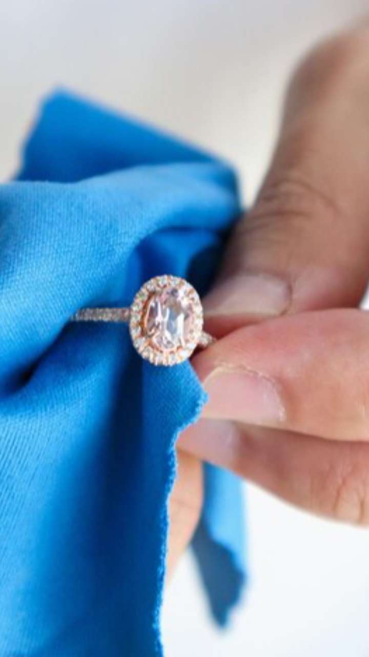 रत्न ज्योतिष के अनुसार बेदाग और स्वच्छ हीरा शुक्र ग्रह की पीड़ा को शांत  करता है। माना जाता है कि जो हीरा सभी गुणों से संपन्… | Engagement rings,  Jewelry ...
