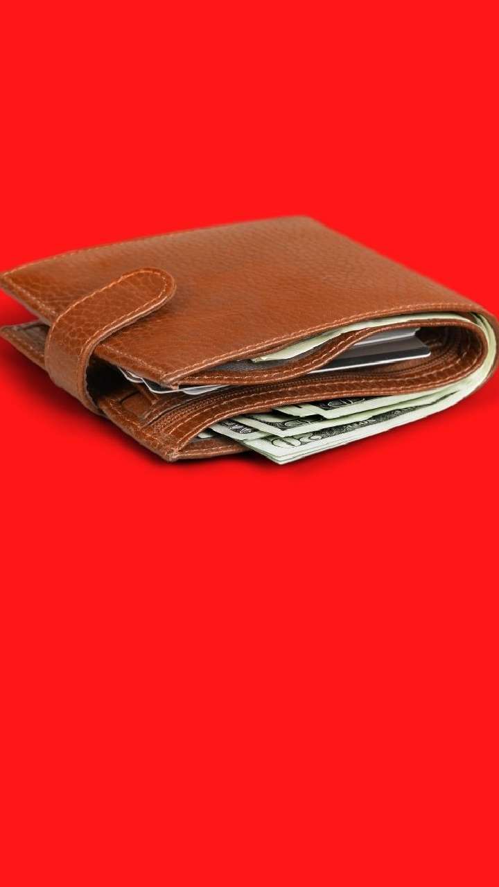 Vastu Tips: Keep this color purse to bring good time in your home Vastu  Tips: अपने घर में अच्छा समय लाने के लिए रखें इस रंग का पर्स, कभी नहीं होगी  पैसो