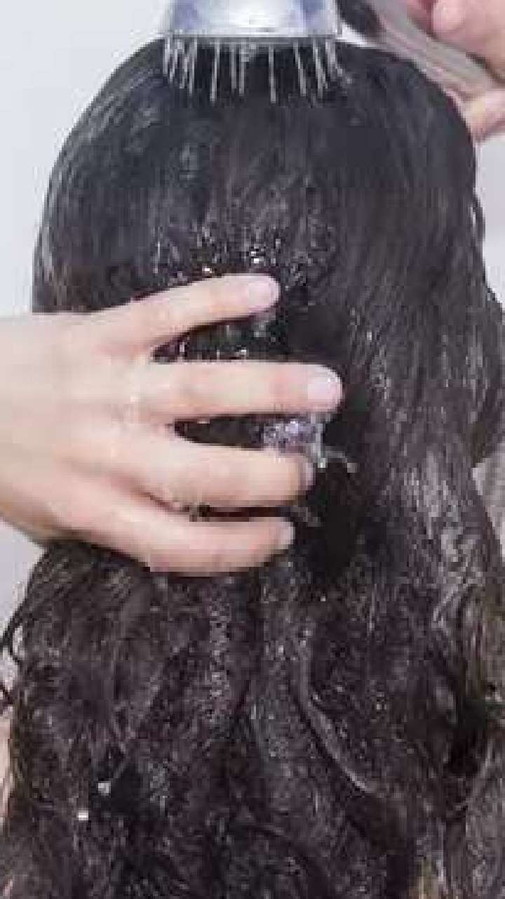 Мыть голову в душе. Мытье головы. Мытые волосы. Ополаскивать волосы. Вода для ополаскивания волос.